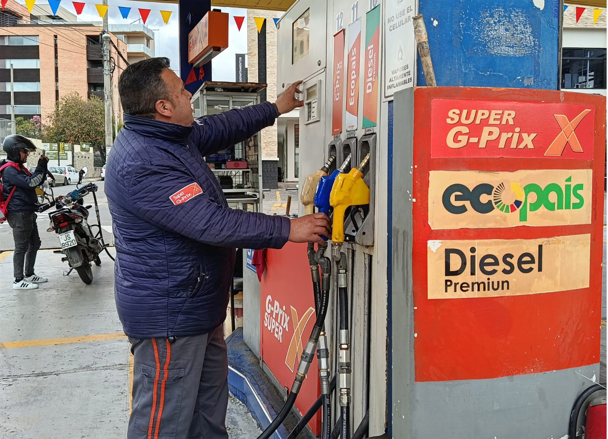 Luego de cinco meses, los combustibles en Ecuador disminuyeron. Foto: API