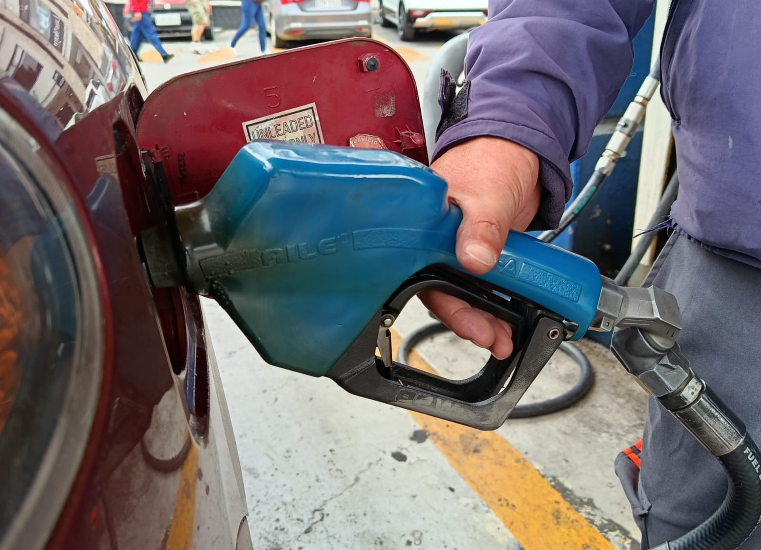 Las gasolinas bajarán de precio desde este 12 de julio. Foto: API