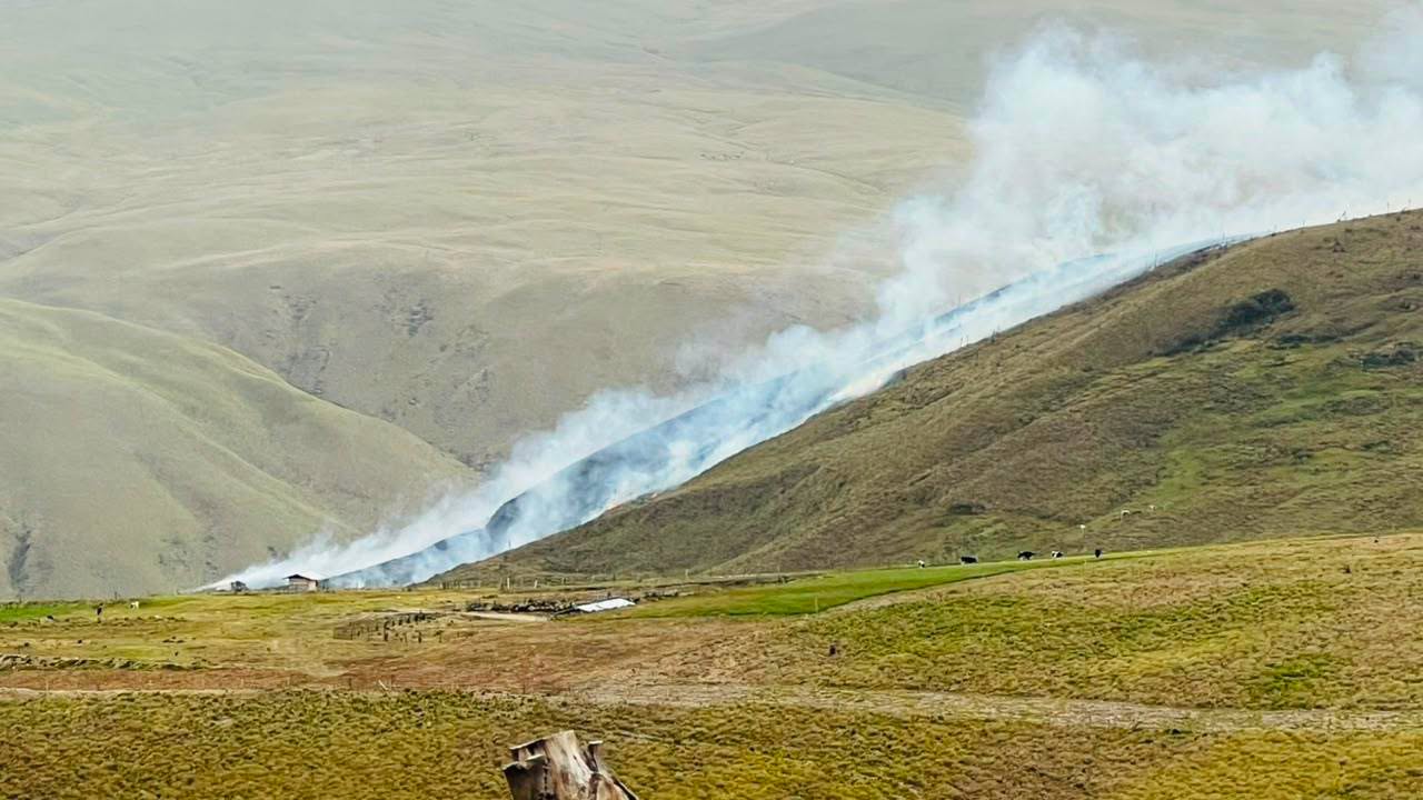 El fuego a ha consumido la zona alta del río Yanuncay en la comunidad Soldados. /Cortesía