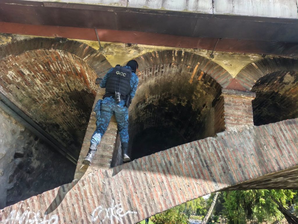 Agentes de la Guardia Municipal ejecutaron intervenciones en los bajos de los puentes y en las orillas de los ríos de Cuenca para evitar el mal uso del espacio público. /Cortesía