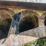 Agentes de la Guardia Municipal ejecutaron intervenciones en los bajos de los puentes y en las orillas de los ríos de Cuenca para evitar el mal uso del espacio público. /Cortesía