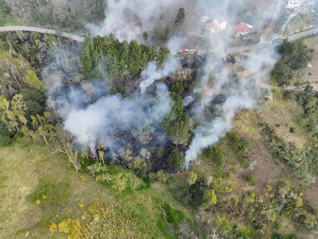 Personal del Cuerpo de Bomberos de Paute combate un incendio forestal en algún punto del cantón. /Cortesía