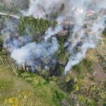 Personal del Cuerpo de Bomberos de Paute combate un incendio forestal en algún punto del cantón. /Cortesía
