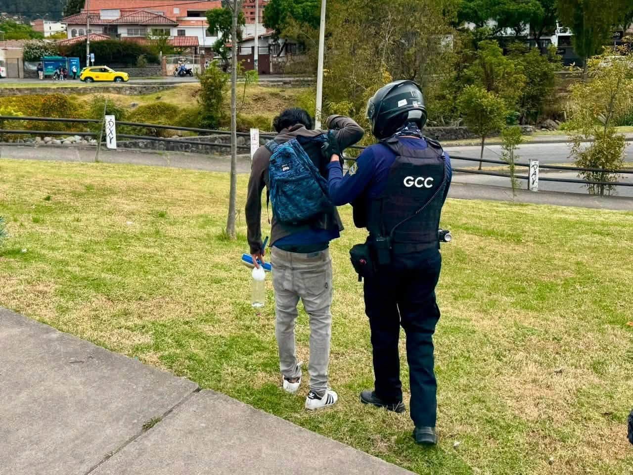 Personal de la Guardia Ciudadana retiró limpiaparabrisas en distitnos puntos de la ciudad por, presuntamente, causar molestias a los usuarios y representar un riesgo para los conductores. /Cortesía