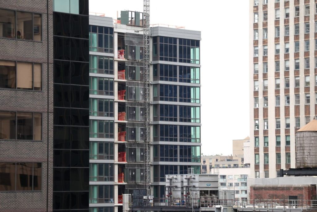 Por riesgo estructural en un edificio, el Consulado de Ecuador en Nueva York suspendió sus actividades. Foto: AFP