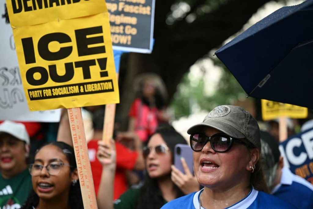En medio las protestas contra ICE por las medidas migratorias, Estados Unidos decidió restar el tiempo de estadía para estudiantes y periodistas. Foto: AFP