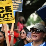 En medio las protestas contra ICE por las medidas migratorias, Estados Unidos decidió restar el tiempo de estadía para estudiantes y periodistas. Foto: AFP