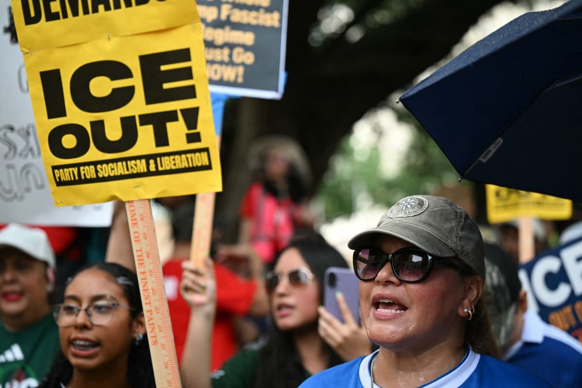 En medio las protestas contra ICE por las medidas migratorias, Estados Unidos decidió restar el tiempo de estadía para estudiantes y periodistas. Foto: AFP