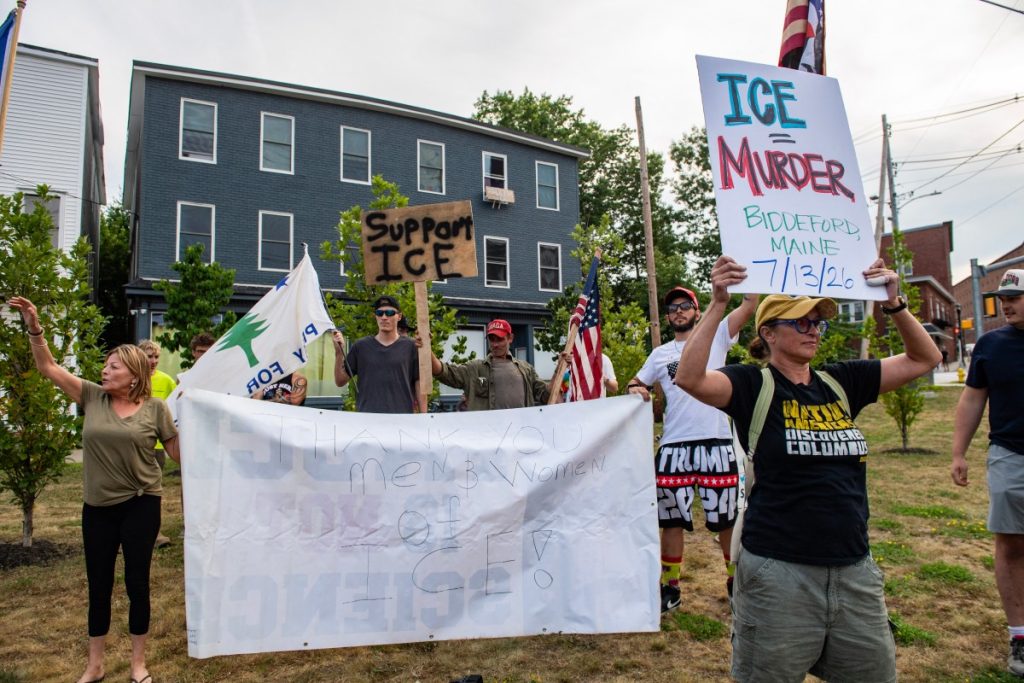 Decenas de personas protestaron tras el asesinato de un inmigrante en Maine, Estados Unidos. Foto: AFP