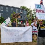 Decenas de personas protestaron tras el asesinato de un inmigrante en Maine, Estados Unidos. Foto: AFP