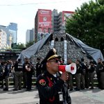 Un miembro de la Secretaría de Seguridad de México guía a las personas tras el terremoto registrado este 17 de julio. Foto: AFP
