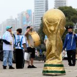 En Argentina se colocó una réplica del trofeo del Mundial 2026. Foto: AFP