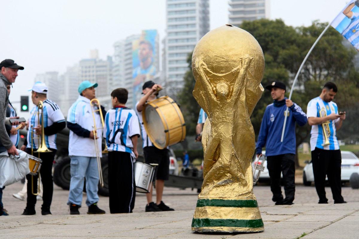 En Argentina se colocó una réplica del trofeo del Mundial 2026. Foto: AFP