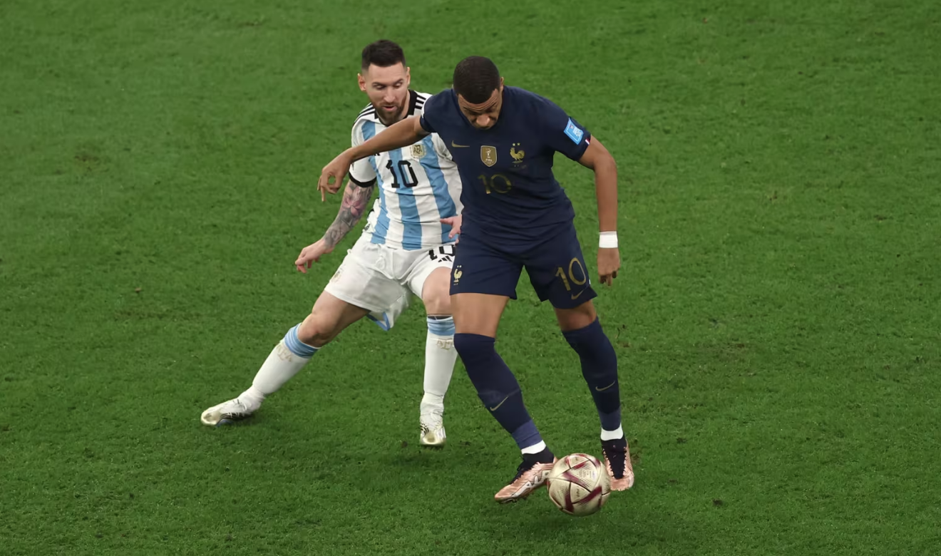 Lionel Messi y Kylian Mbappé, una rivalidad de campeones del mundo por ser el goleador histórico del mundial. /FIFA