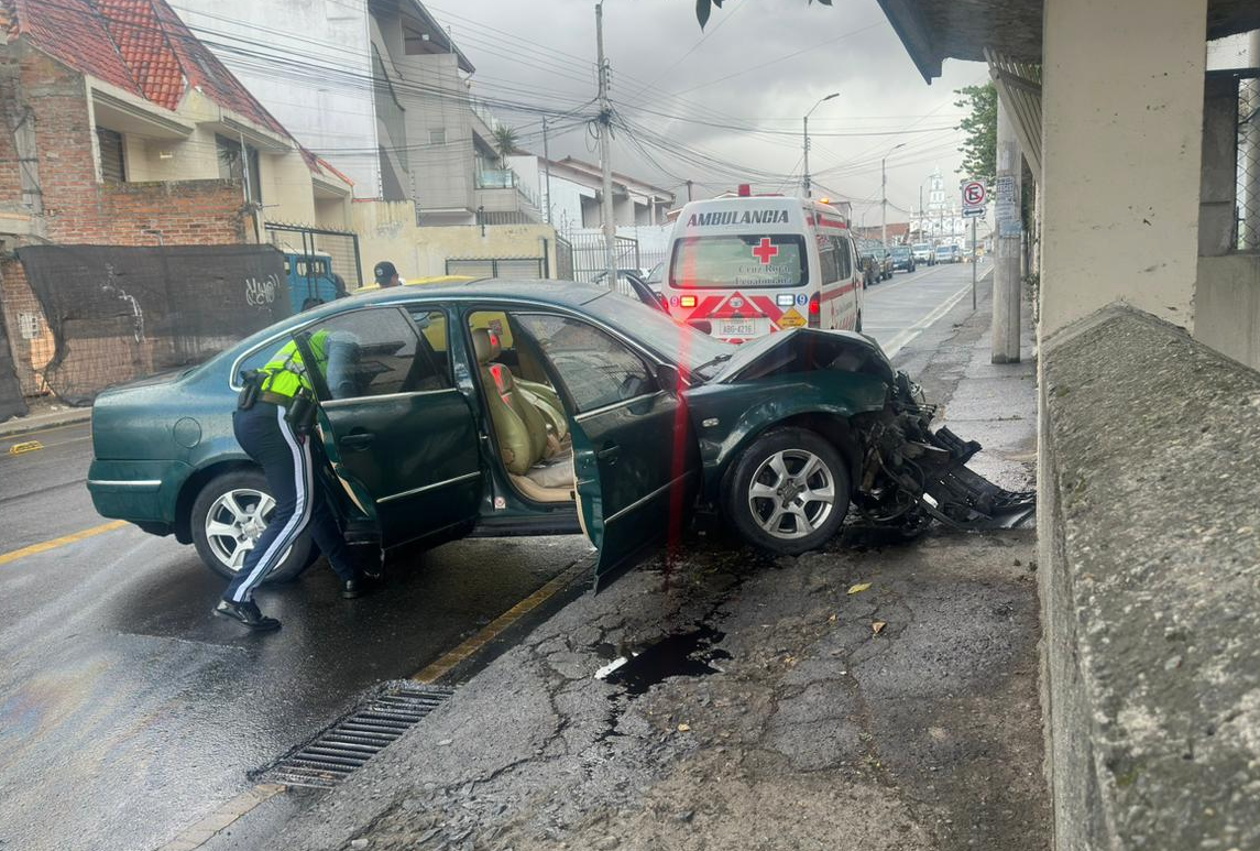 Una persona resultó herida tras perder pista en el sector de Todos Santos en el centro de Cuenca. /Cortesía