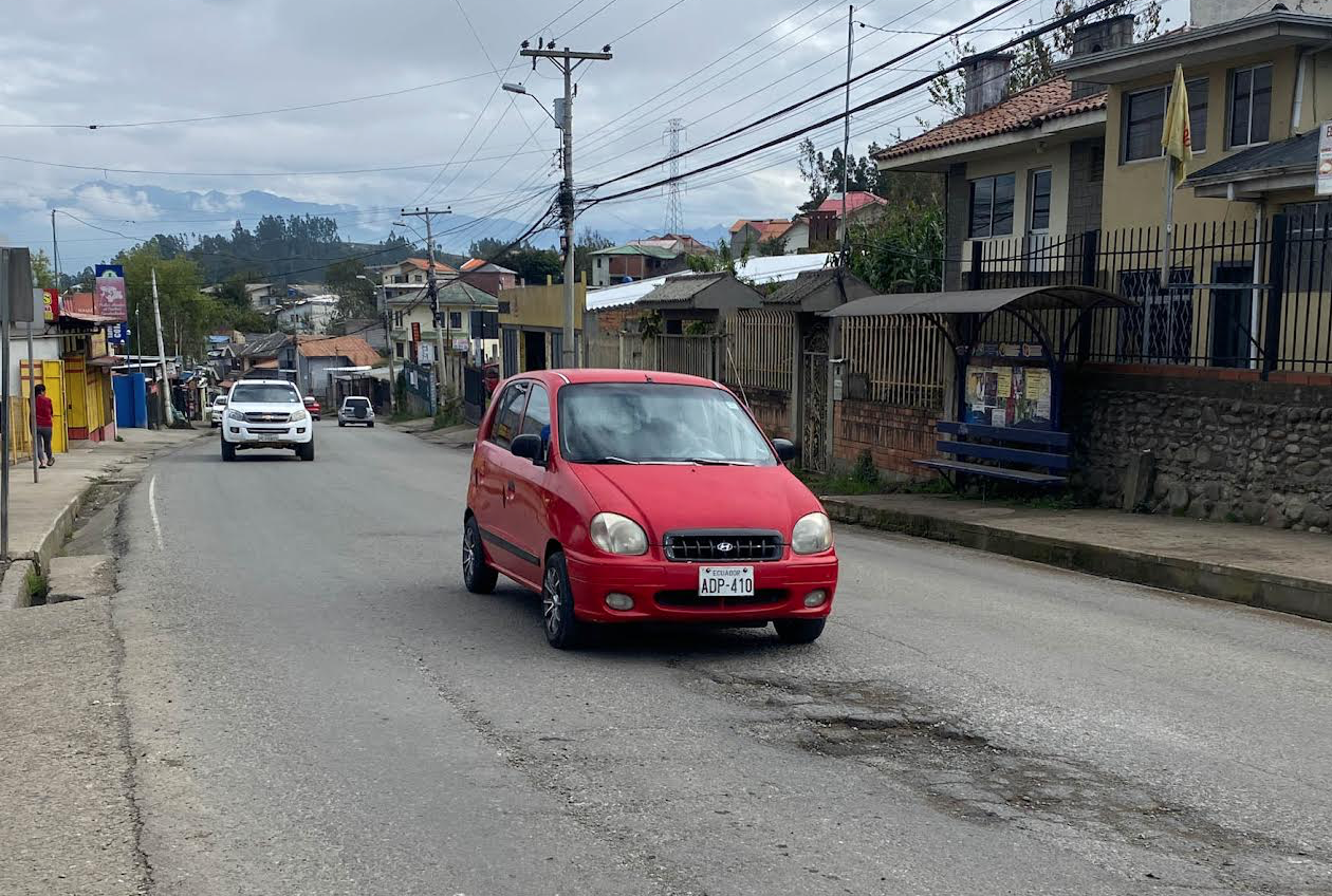 Por la instalación de tuberías se prevén cierres viales en la vía a la parroquia a El Valle. /XCA