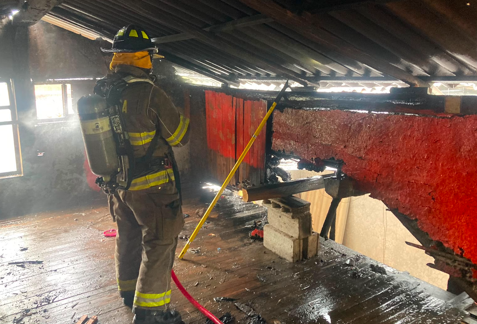 Un grave incendio afectó los bienes y gran parte de una vivienda de una familia, de cuatro personas, en Tutupali Chico. /Cortesía