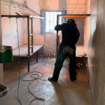 Personas privadas de la libertad construyen camas para el centro carcelario de Turi, en Cuenca. /Cortesía
