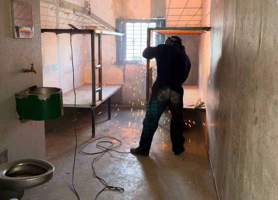 Personas privadas de la libertad construyen camas para el centro carcelario de Turi, en Cuenca. /Cortesía