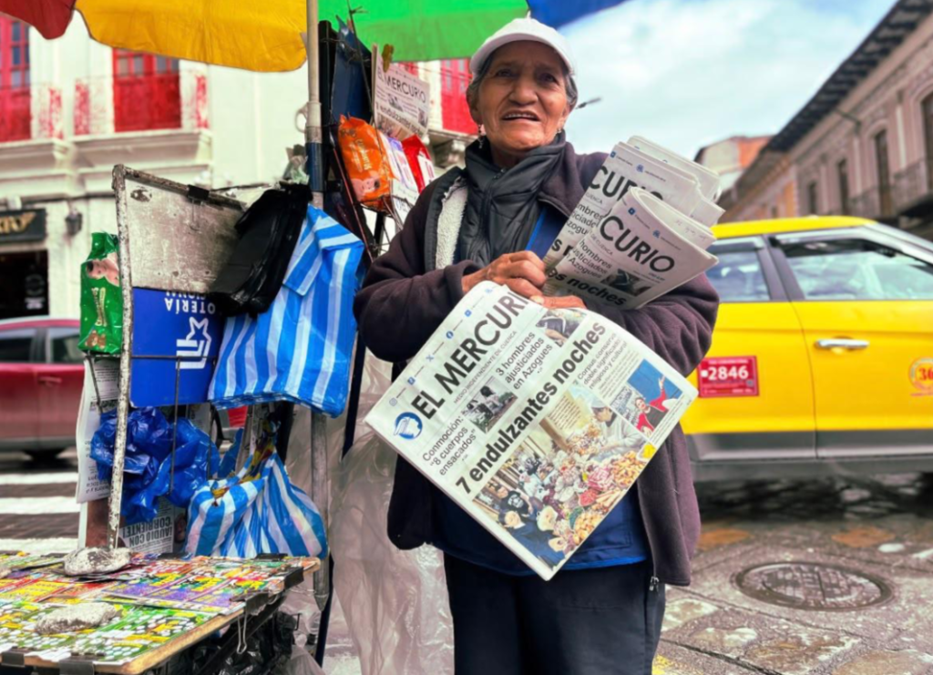 Janeth Tubatú, 45 años, vendedora de periódicos en el sector de Turuyaico-Gil Ramírez.