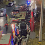Un bus de la ccoperativa Sucre se volcó en la autopista Cuenca-Azogues. Fotocaptura