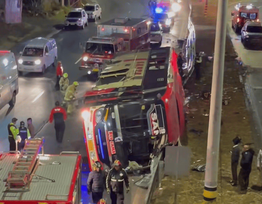 Un bus de la ccoperativa Sucre se volcó en la autopista Cuenca-Azogues. Fotocaptura