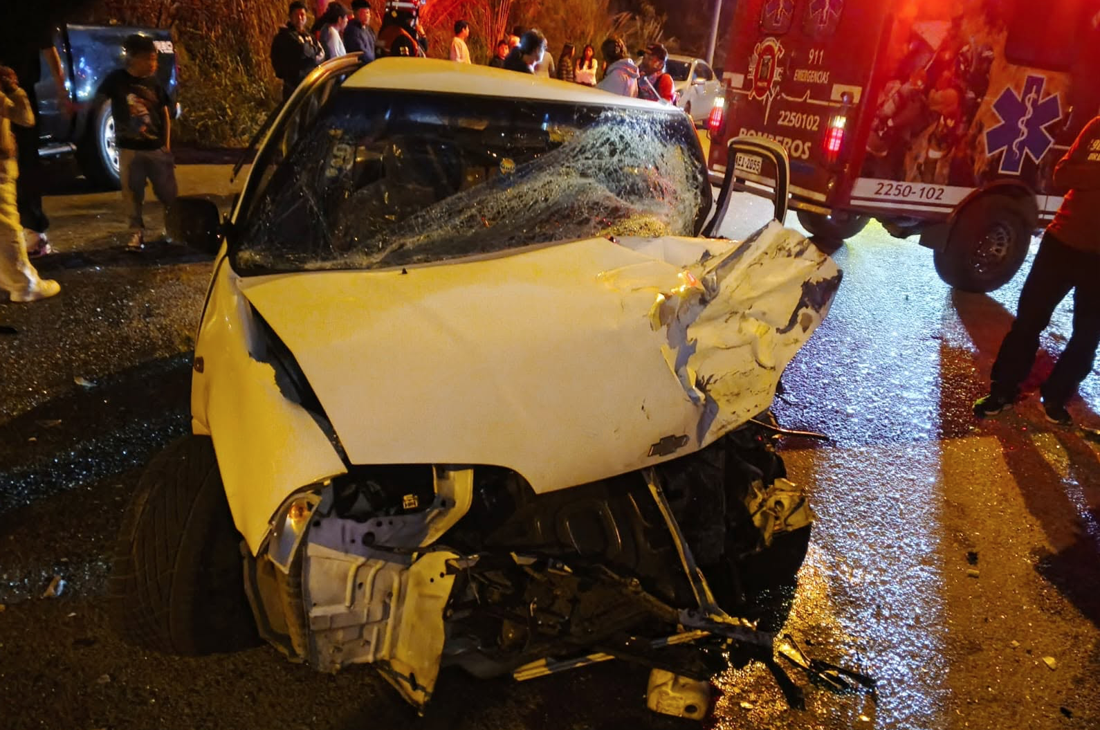 Así terminó uno de los vehículos involucrados en el accidente de tránsito registrado en la vía a Paute. /Cortesía