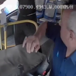 Captura del momento en el que el conductor de un bus fue agredido, según la denuncia de la Cámara de Transporte. /Captura de video