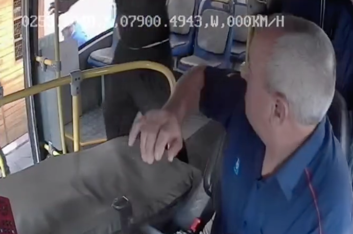 Captura del momento en el que el conductor de un bus fue agredido, según la denuncia de la Cámara de Transporte. /Captura de video