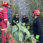 Personal del Cuerpo de Bomberos de Azogues recuperó el cuerpo sin vida del hombre que falleció tras caer al precipicio desde el cerro Cojitambo. /Cortesía