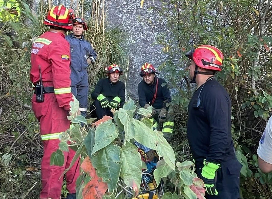 Personal del Cuerpo de Bomberos de Azogues recuperó el cuerpo sin vida del hombre que falleció tras caer al precipicio desde el cerro Cojitambo. /Cortesía