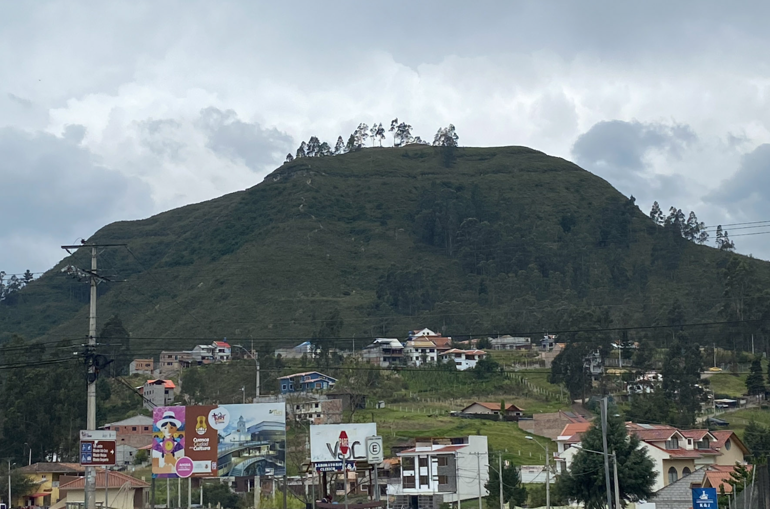 La Defensoría del Pueblo investiga una denuncia por presunta destrucción del Cerro Monjas en la parroquia Turi, considerado cerro sagrado por amantes del patrimonio y la cultura local. /Xavier Caivinagua