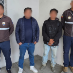 En poder de los dos detenidos se halló material mineralizado presuntamente vinculado con minería ilegal. /Cortesía