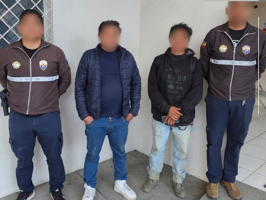En poder de los dos detenidos se halló material mineralizado presuntamente vinculado con minería ilegal. /Cortesía