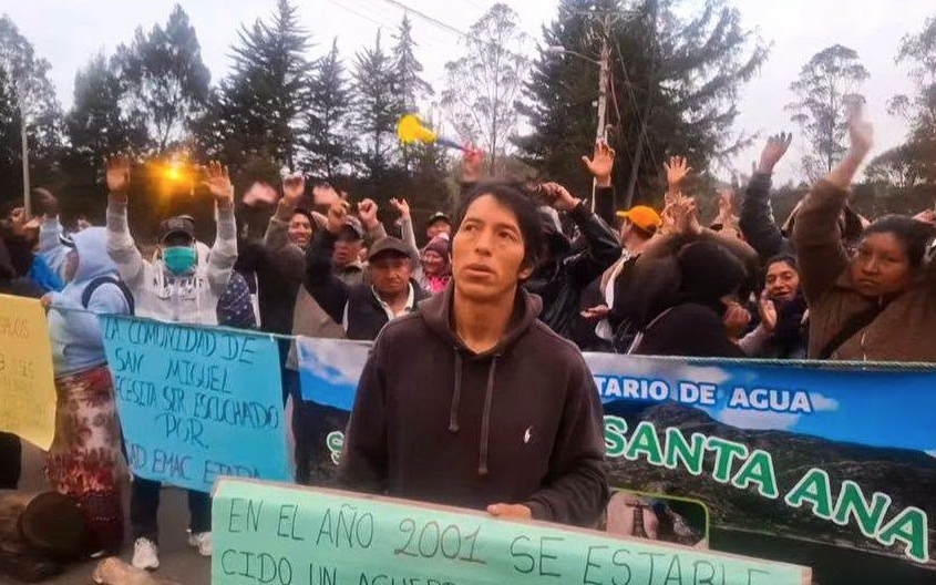 Un tramo de la que conduce al relleno sanitario de Playa de los Ángeles, en la parroquia Santa Ana, amaneció cerrado por un plantón protagonizado por habitantes de San Miguel de Pucacruz. /Cortesía