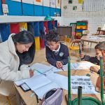 Los estudiantes universitarios ayudan con el cumplimiento de las tareas y refuerzo de aprendizaje del inglés a niños y adolescentes.