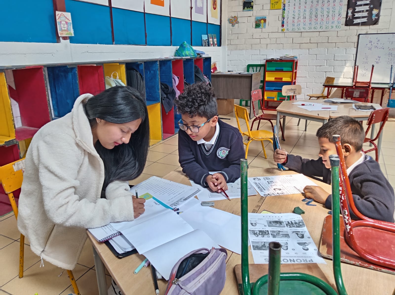 Los estudiantes universitarios ayudan con el cumplimiento de las tareas y refuerzo de aprendizaje del inglés a niños y adolescentes.