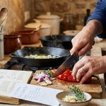 Entre los talleres que se ofertarán está uno de cocina. Foto referencial
