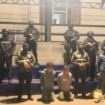 Dos jóvenes fueron detenidos en Cuenca por su presunta participación en la venta de material de abuso sexual infantil en Cuenca. Foto: cortesía de la Policía Nacional