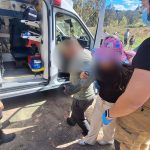 Personal del Cuerpo de Bomberos atendió a un ciudadano que resultó herido cuando intentaba controlar un incendio forestal. /Cortesía