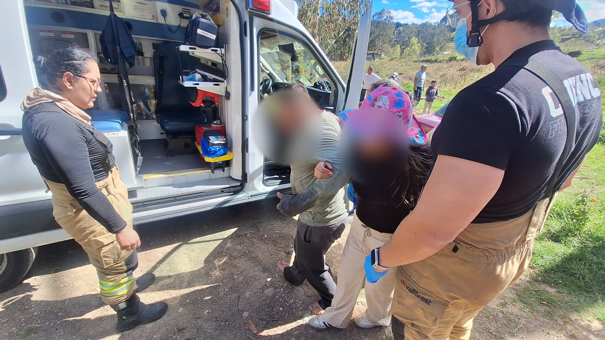 Personal del Cuerpo de Bomberos atendió a un ciudadano que resultó herido cuando intentaba controlar un incendio forestal. /Cortesía