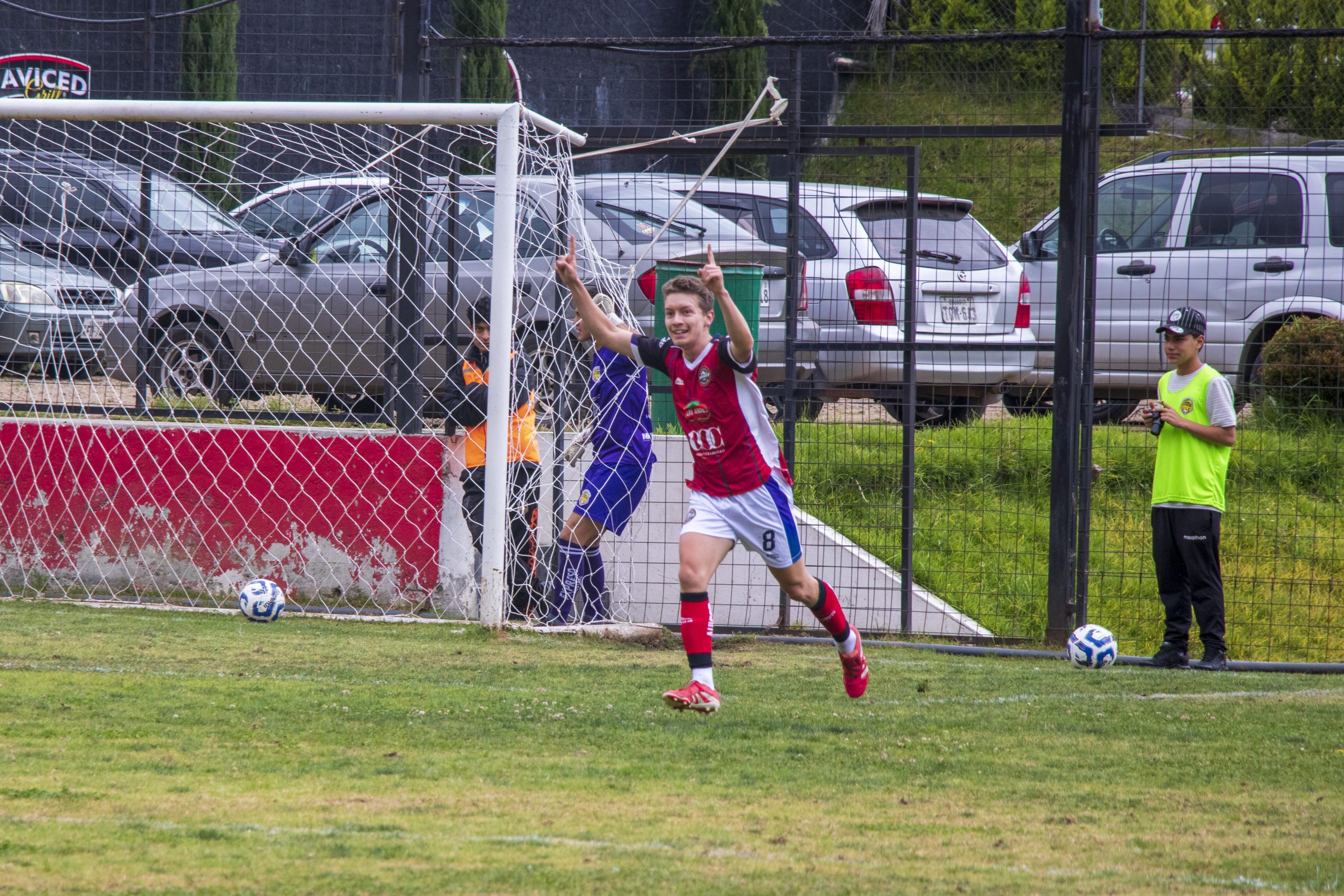 El mediocampista cuencano Alex Hernández celebra uno de los goles en la victoria de Aviced FC sobre Expreso Austral, en el complejo de Baguanchi. /JRO
