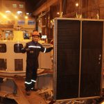 Técnicos dan mantenimiento en Mazar.
