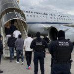 Costa Rica deportó este martes 30 de junio a 26 extranjeros en su segundo operativo aéreo masivo del año.