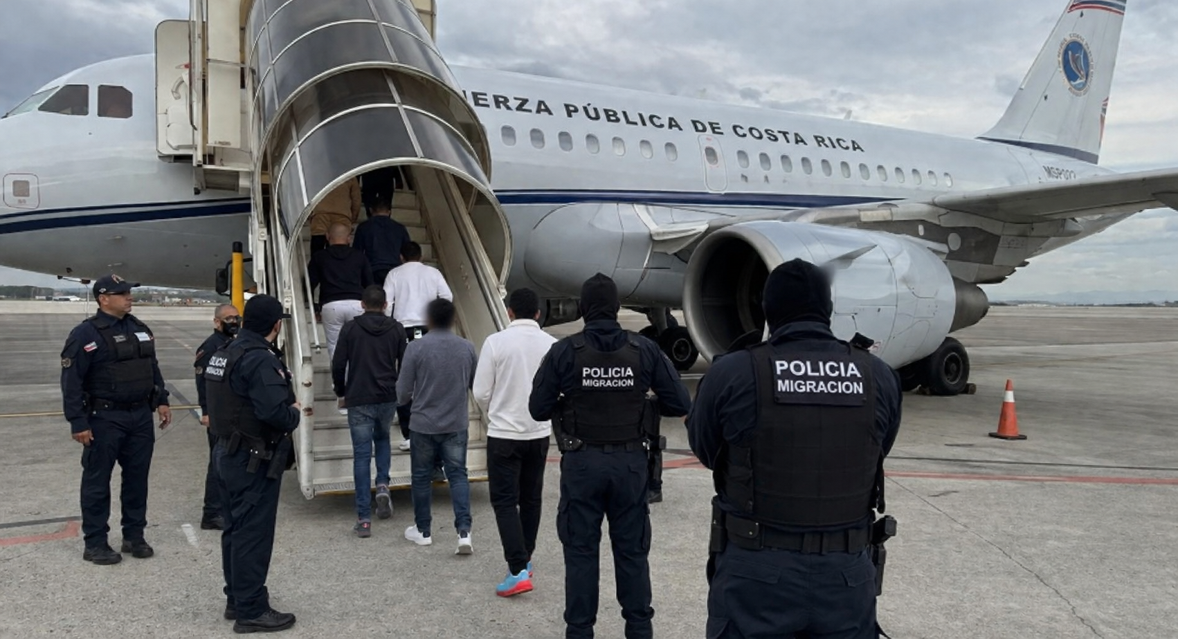 Costa Rica deportó este martes 30 de junio a 26 extranjeros en su segundo operativo aéreo masivo del año.