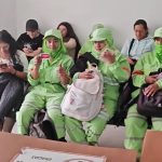 La Cámara de Transporte de Cuenca entrega tarjetas Movilízate con saldo para trabajadores de la limpieza de Cuenca. /Cortesía