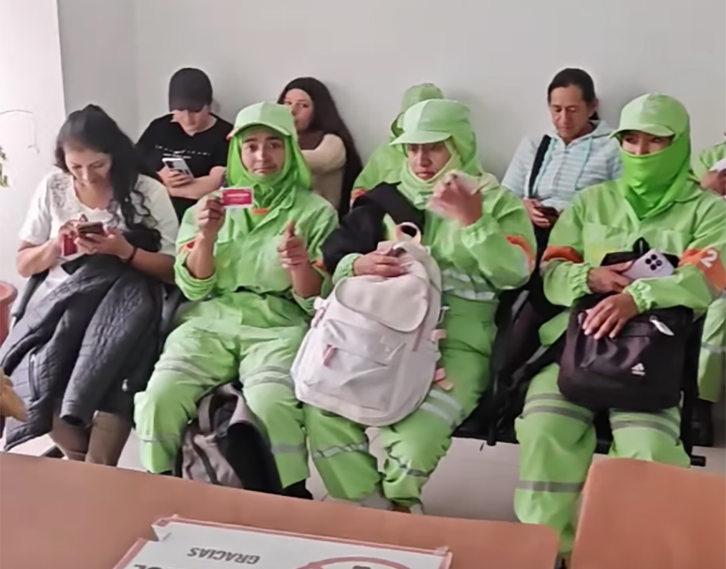 La Cámara de Transporte de Cuenca entrega tarjetas Movilízate con saldo para trabajadores de la limpieza de Cuenca. /Cortesía
