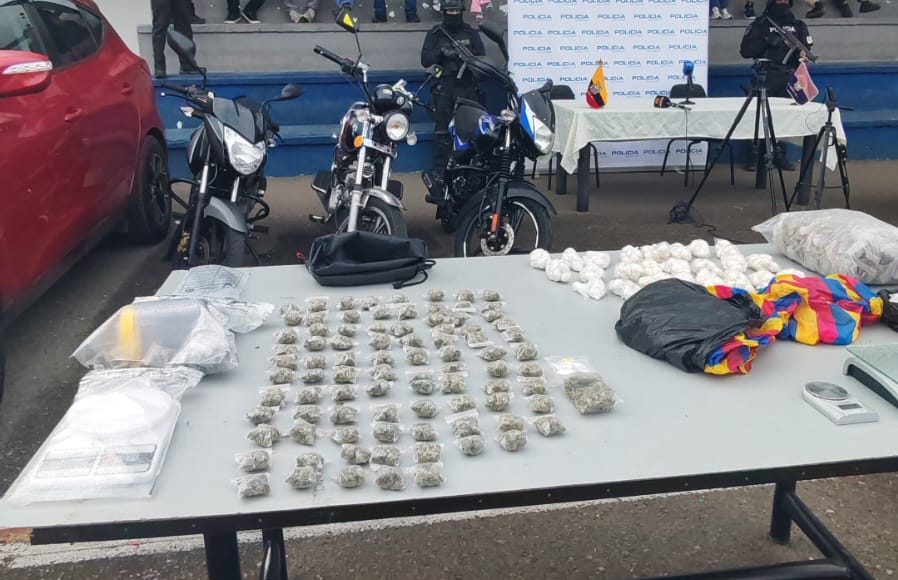 La Policía Nacional detuvo a 12 personas en operativos realizados en Cuenca y Santa Isabel. Foto: El Mercurio