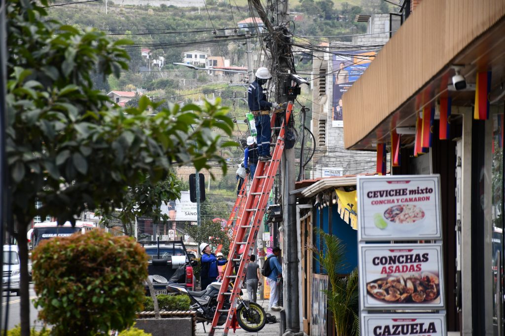 Técnicos de Centrosur realizaron el retiro de cables en deshuso. Foto: Centrosur