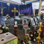 Este 7 de julio, familiares despidieron a las personas que fallecieron por el aluvión en la parroquia Guadalupe, en la provincia de Zamora. Foto: El Mercurio